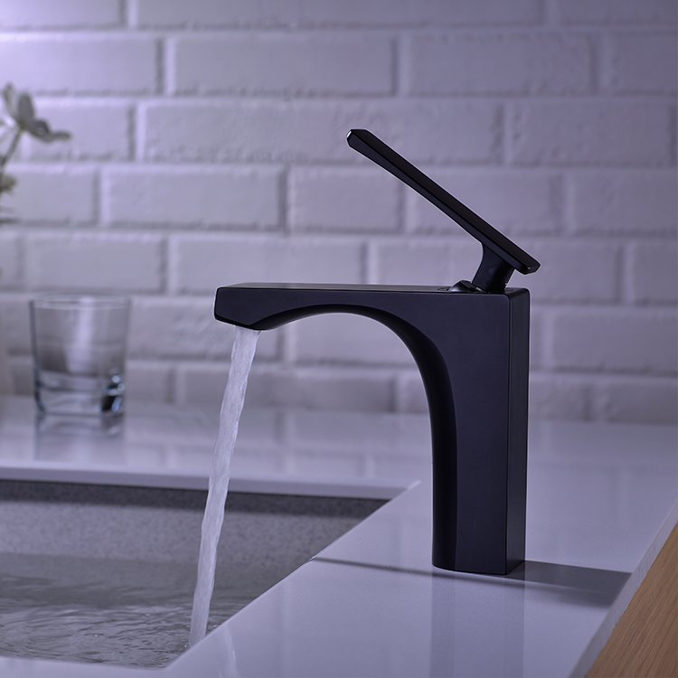 Grifo monomando para lavabo de baño de latón negro mate con una sola manija de montaje en cubierta al por mayor
