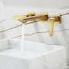 Grifo mezclador de lavado montado en la pared con doble manija de latón dorado cepillado moderno Grifo para lavabo de baño