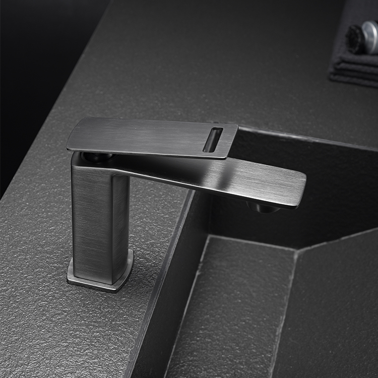 Grifo monomando para lavabo de baño de latón gris con pistola de cobre moderna
