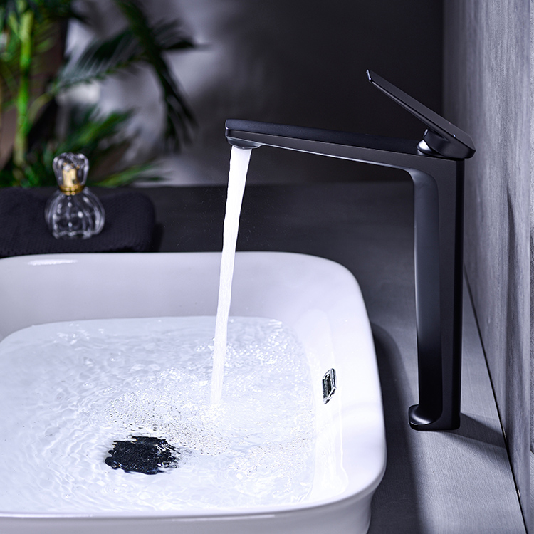 Mezclador de lavabo de baño de cascada negro mate montado en cubierta de una sola manija de zinc con cuerpo de latón popular